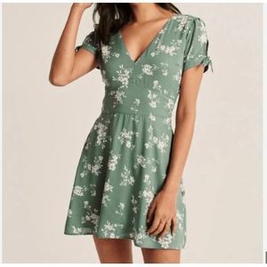 Abercrombie & Fitch Dress Small Green Floral Tie Sleeves Smocked Pockets Lined